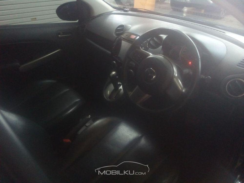 Mobil Mazda 2 Hatchback 2013