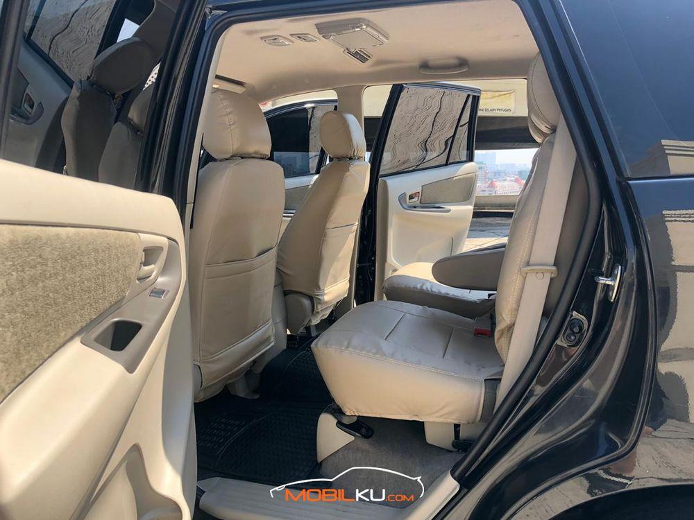 Mobil Toyota Kijang Innova 2014