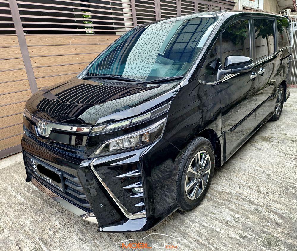 Mobil Toyota Voxy 2018