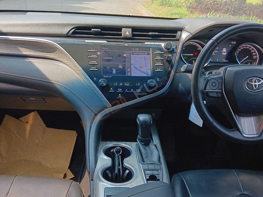 Mobil Toyota Camry 2020