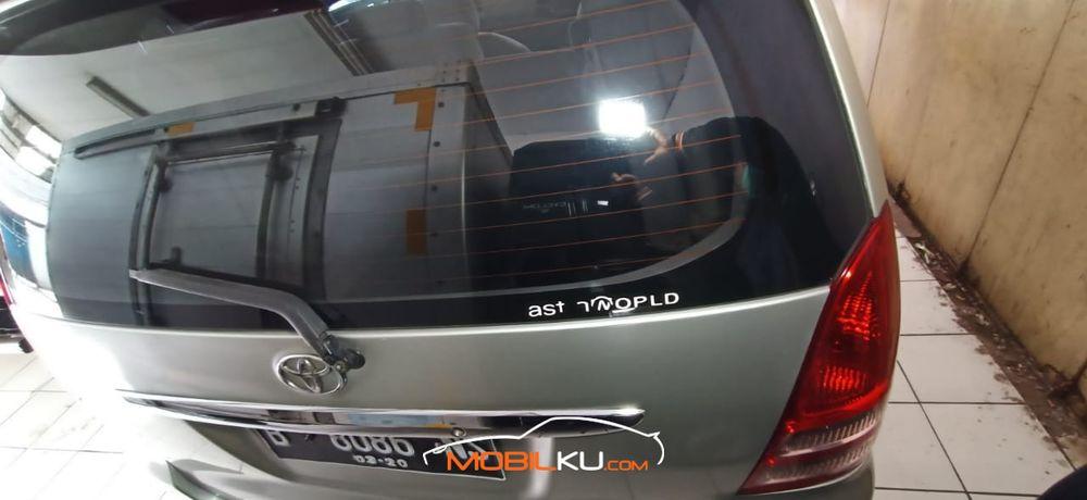 Mobil Toyota Kijang Innova 2005
