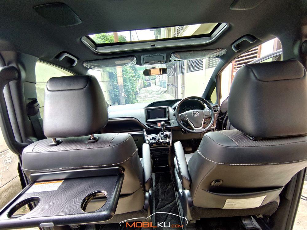 Mobil Toyota Voxy 2018