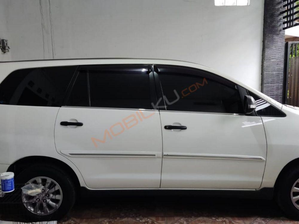 Mobil Toyota Kijang Innova 2012