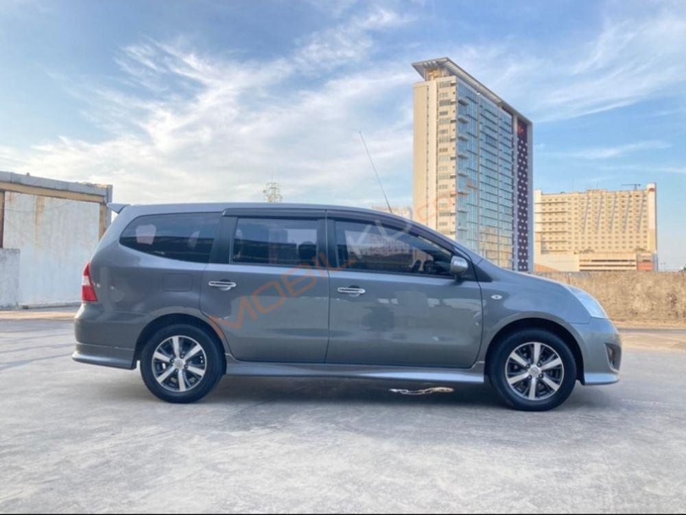 Mobil Nissan Grand Livina 2013