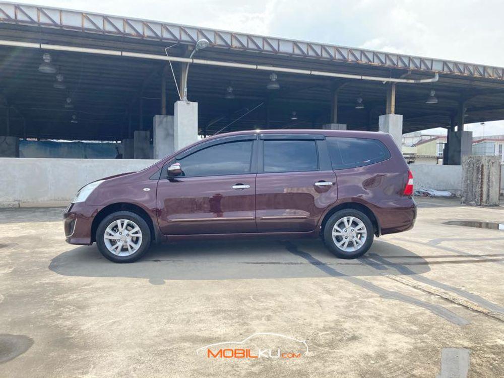 Mobil Nissan Grand Livina 2013