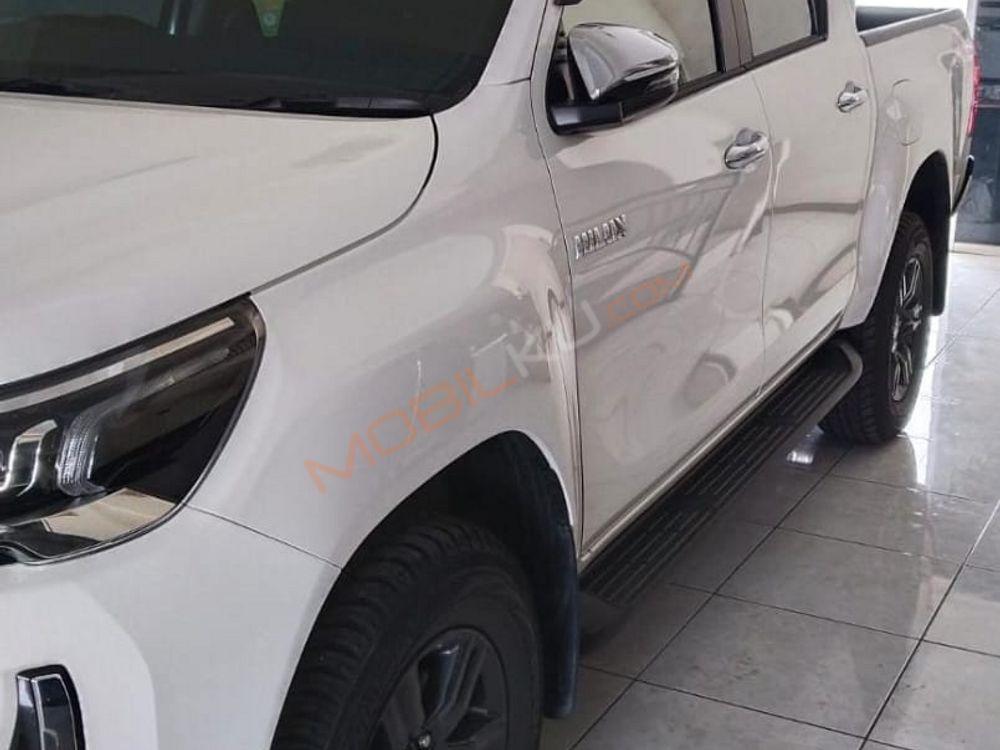 Mobil Toyota Hilux 2023