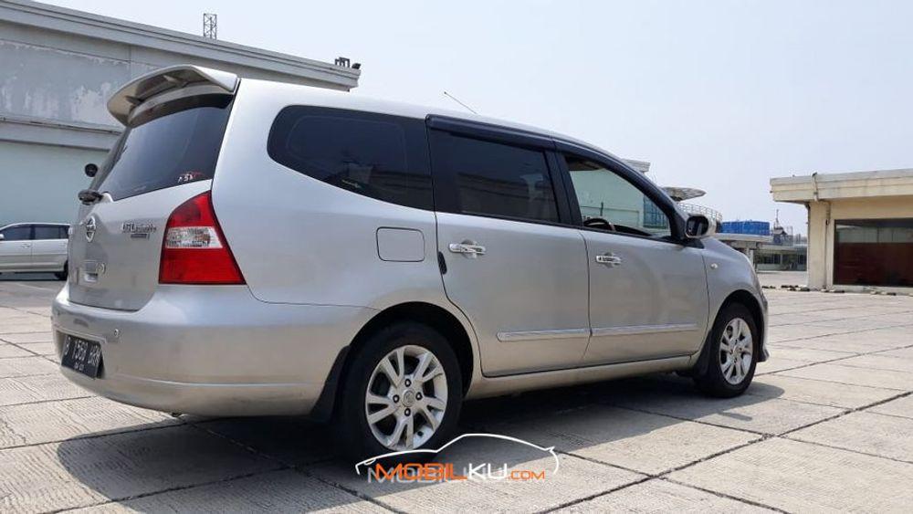 Mobil Nissan Grand Livina 2013