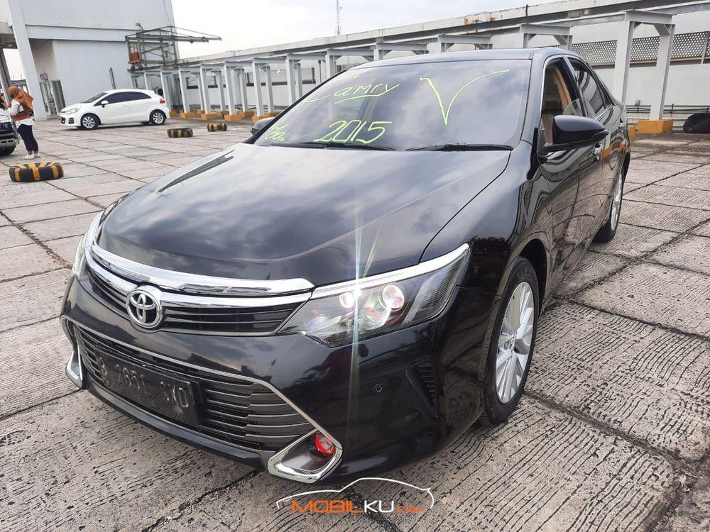 Mobil Toyota Camry 2015