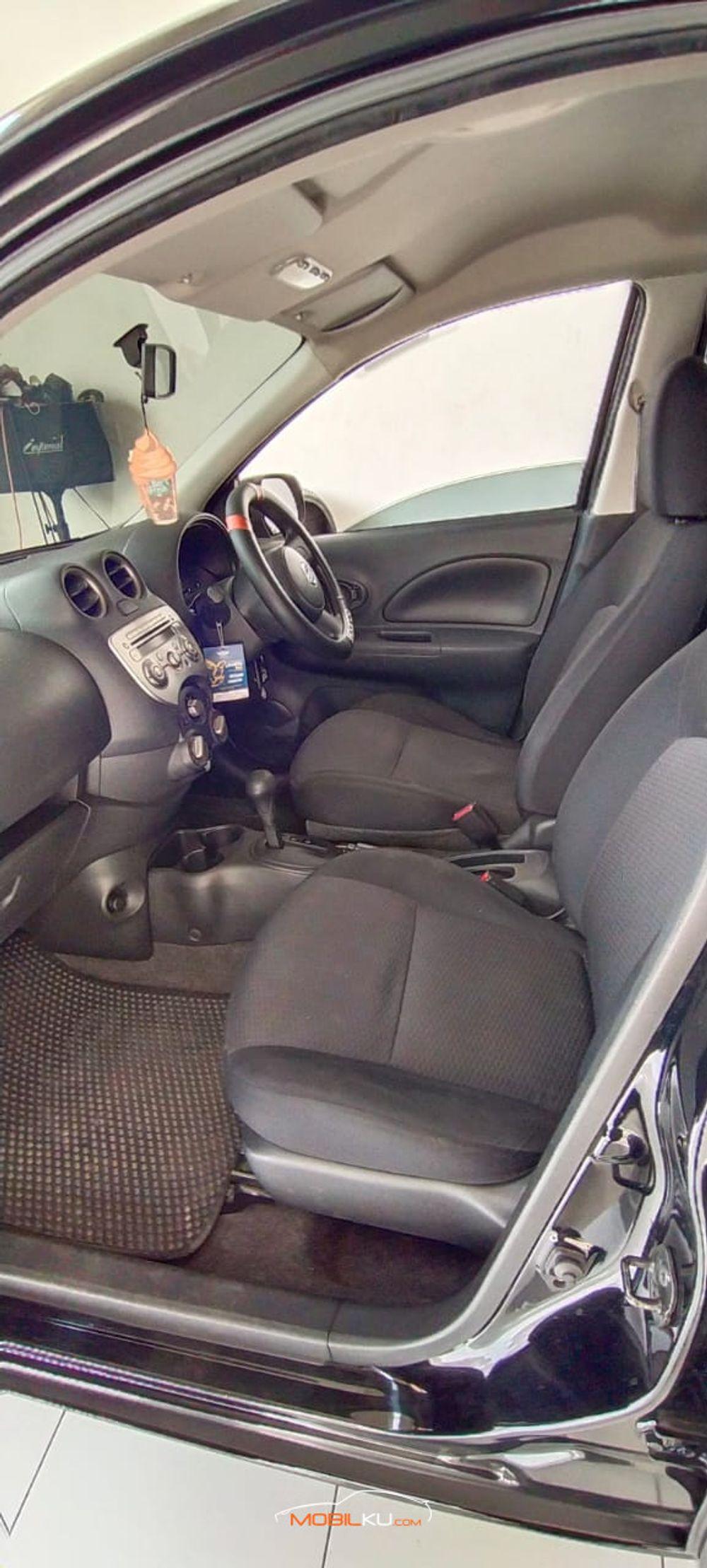 Mobil Nissan March 2013