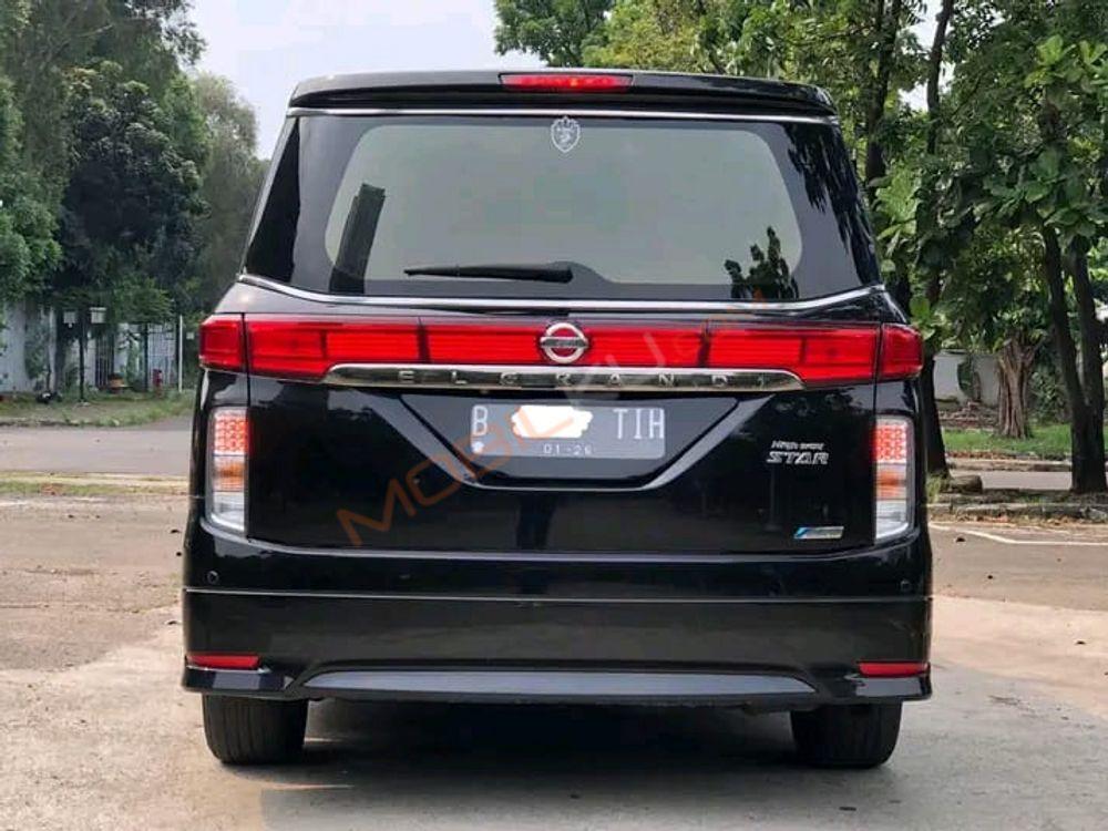 Mobil Nissan Elgrand 2013