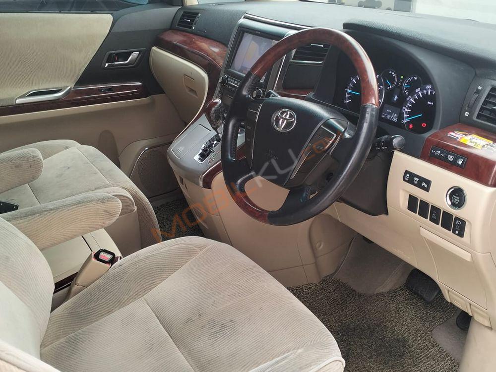 Mobil Toyota Alphard 2010