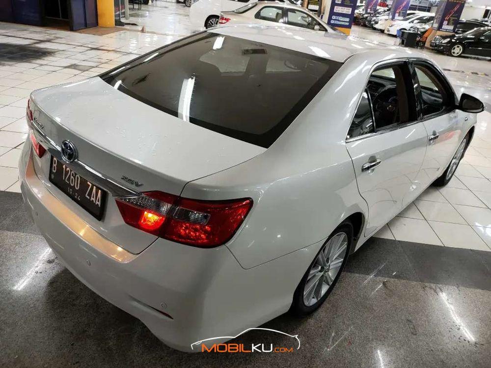 Mobil Toyota Camry 2014