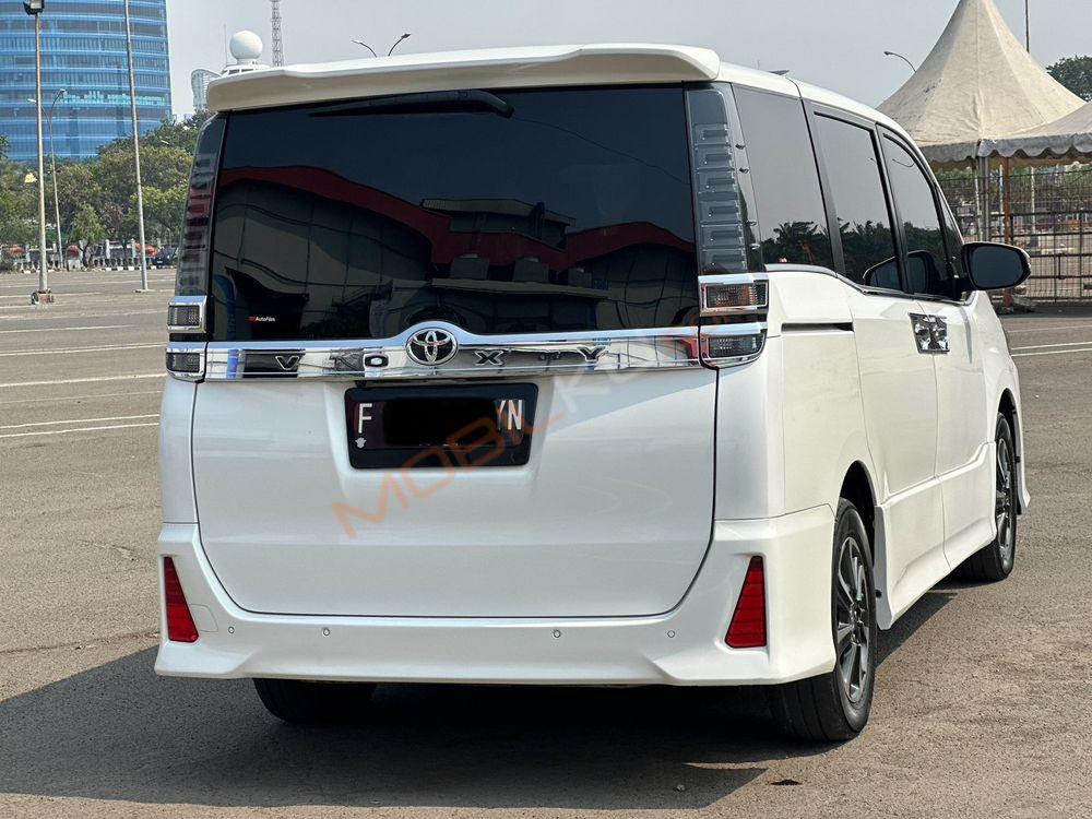 Mobil Toyota Voxy 2019