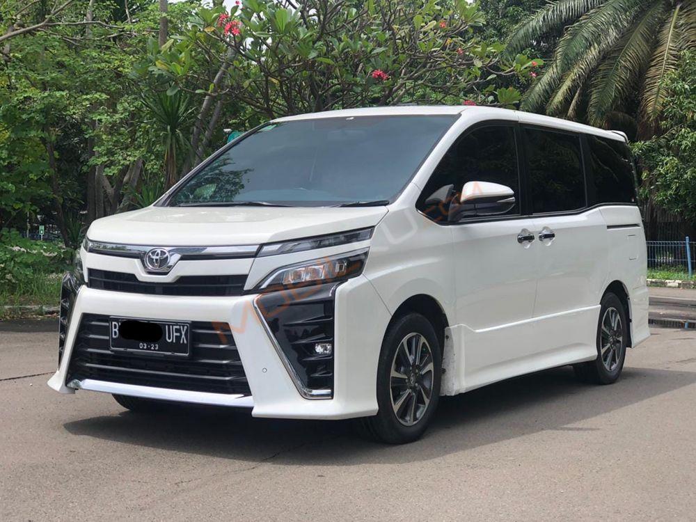 Mobil Toyota Voxy 2018