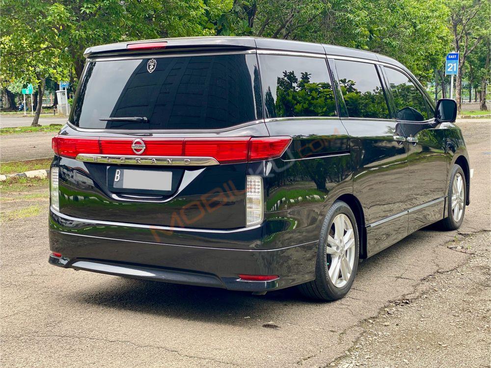 Mobil Nissan Elgrand 2011