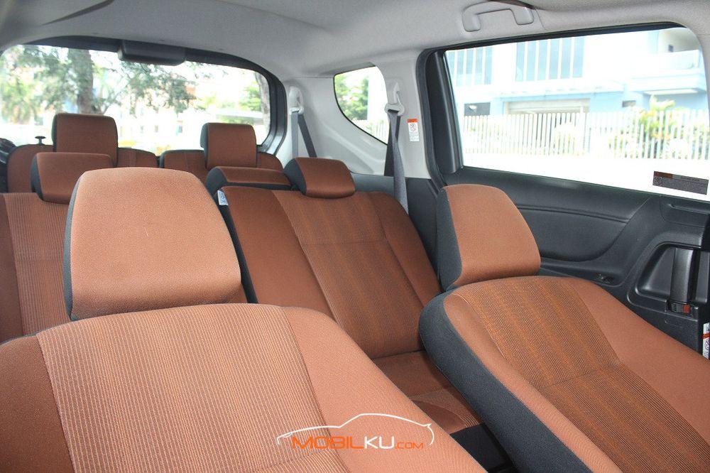 Mobil Toyota Sienta 2018