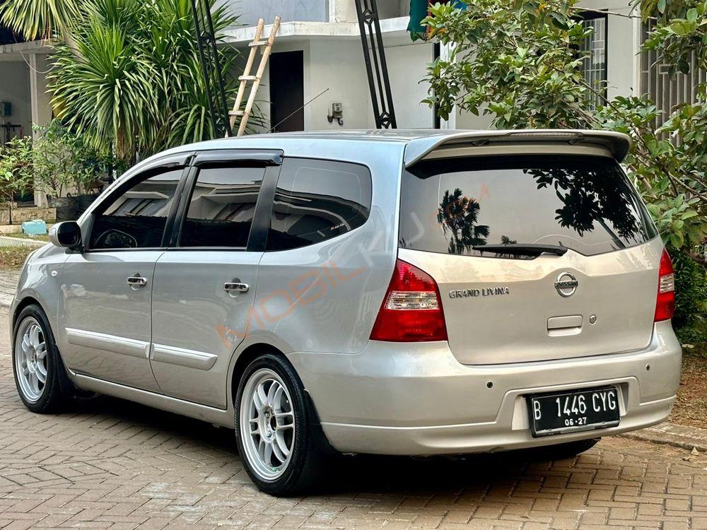 Mobil Nissan Grand Livina 2011