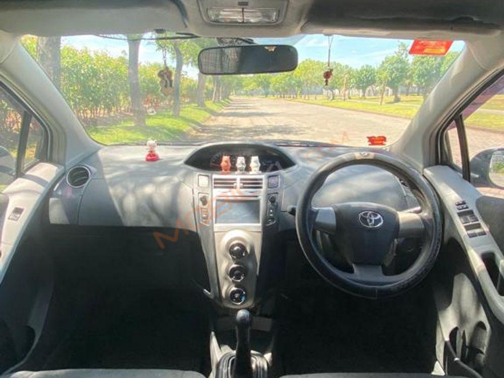 Mobil Toyota Yaris 2012