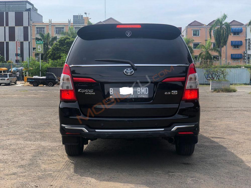 Mobil Toyota Kijang Innova 2013