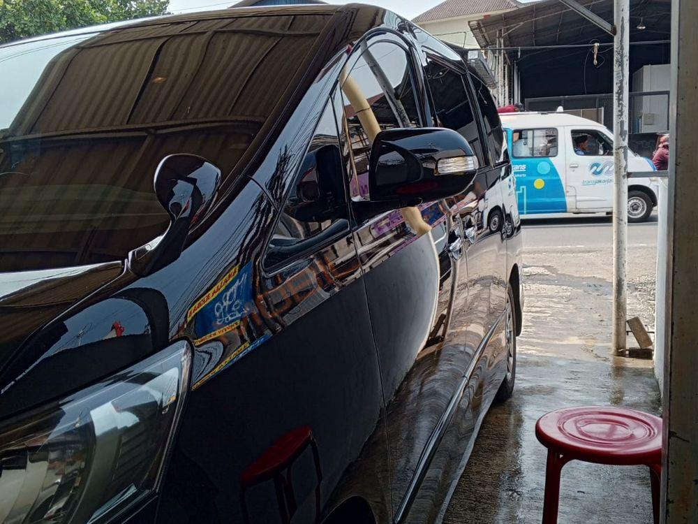 Mobil Toyota Vellfire 2011
