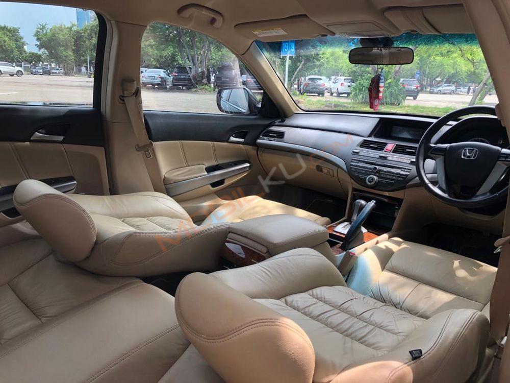 Mobil Honda Accord 2011