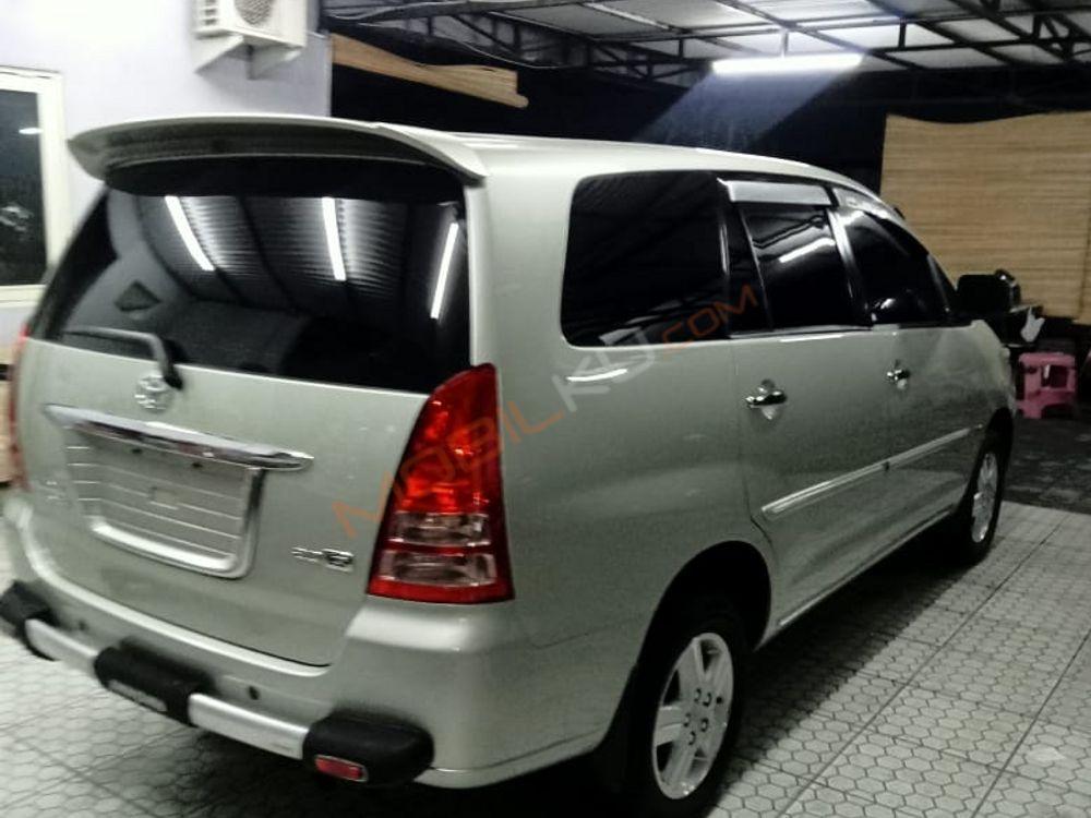Mobil Toyota Kijang Innova 2005