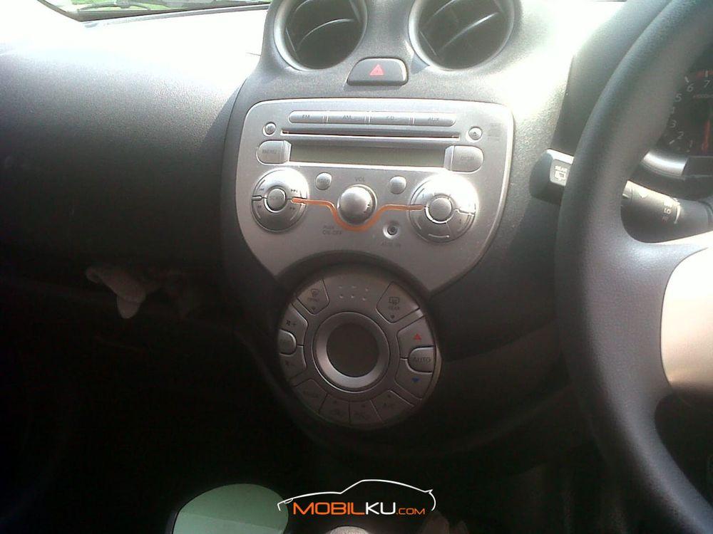 Mobil Nissan March 2012