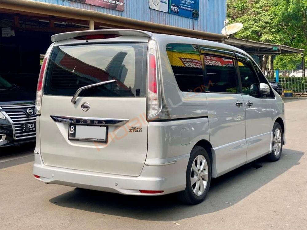 Mobil Nissan Serena 2013