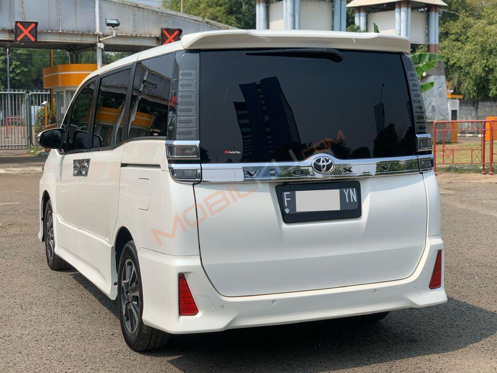 Mobil Toyota Voxy 2019