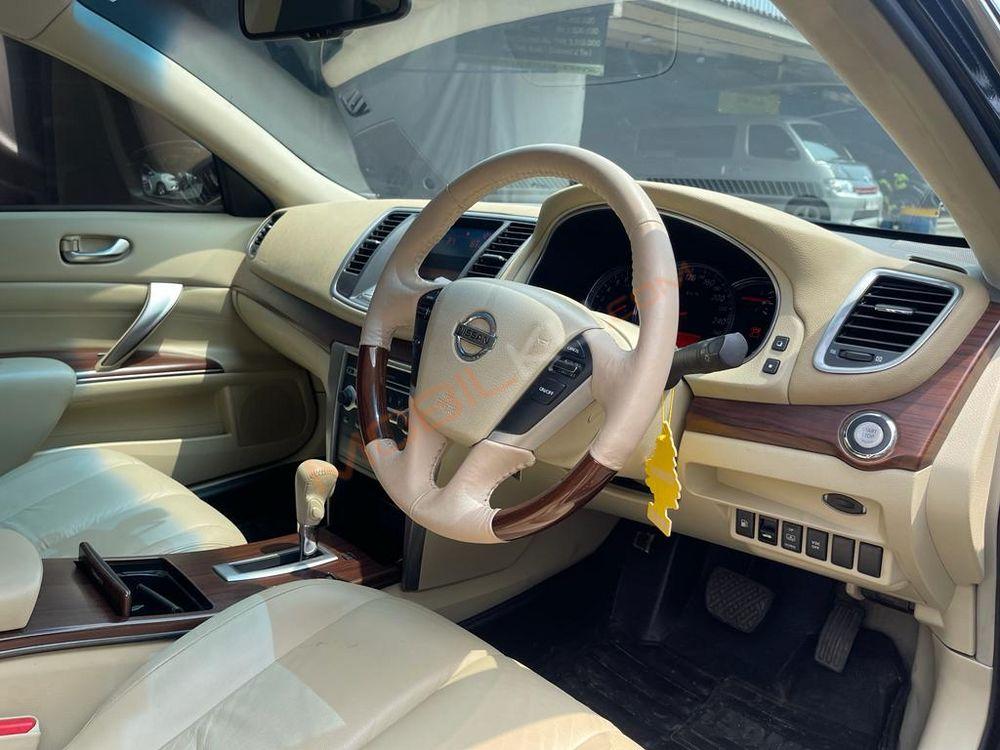 Mobil Nissan Teana 2010