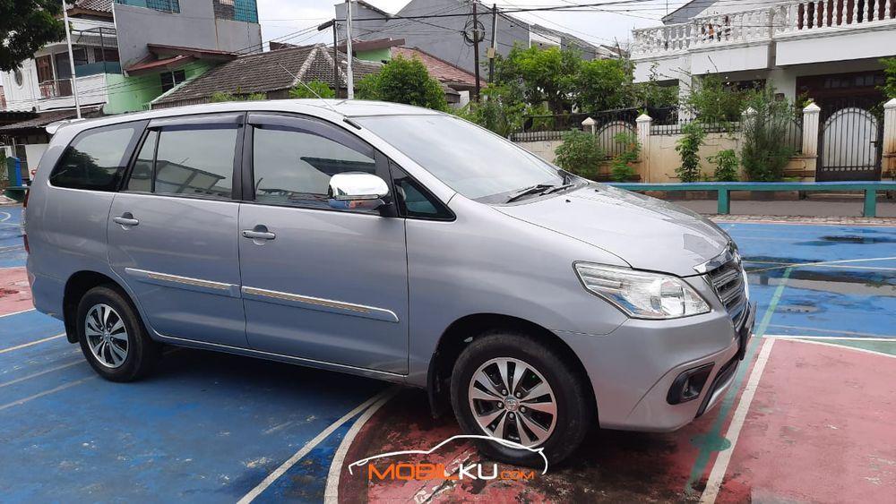 Mobil Toyota Kijang Innova 2015