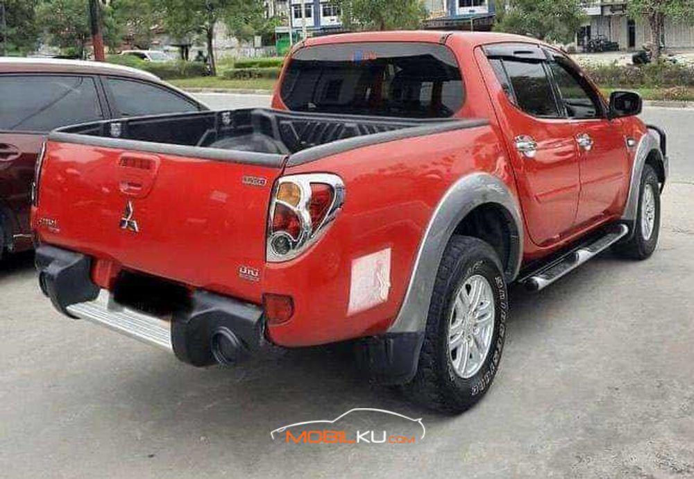 Mobil Mitsubishi Triton 2012