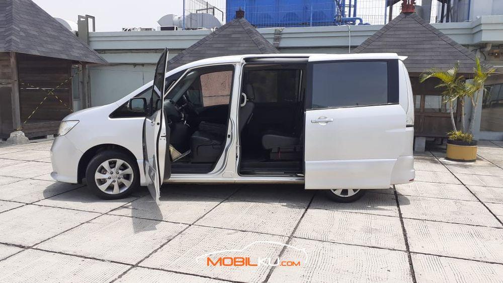 Mobil Nissan Serena 2015