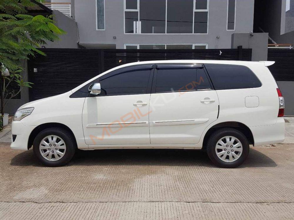 Mobil Toyota Kijang Innova 2012