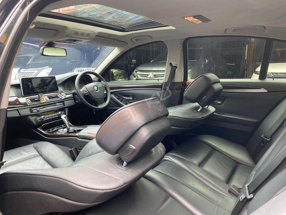 Mobil BMW 5 Series 2012