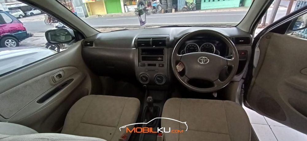 Mobil Toyota Avanza 2011