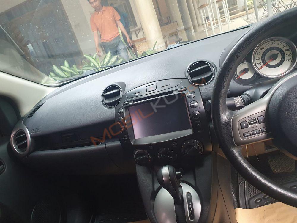 Mobil Mazda 2 Hatchback 2011