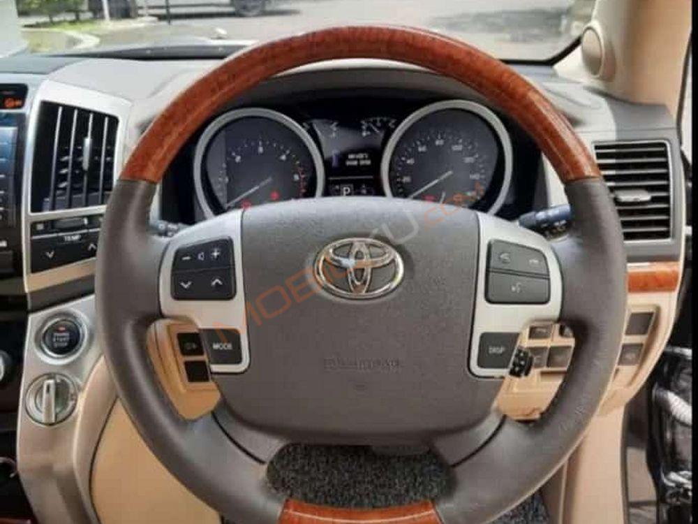 Mobil Toyota Land Cruiser 2012