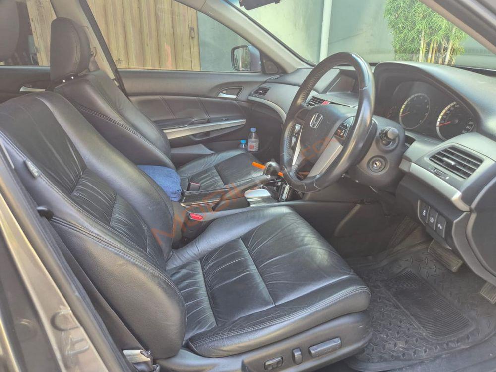 Mobil Honda Accord 2011