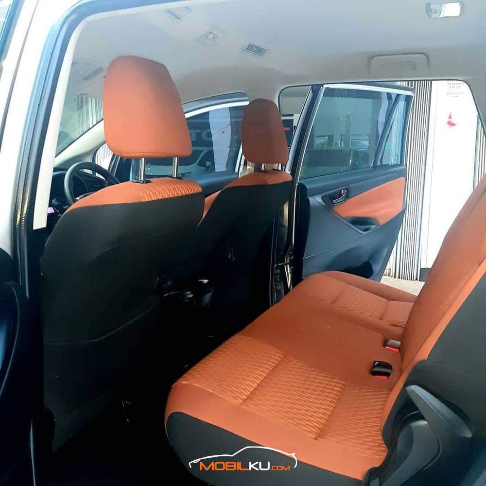 Mobil Toyota Kijang Innova 2016