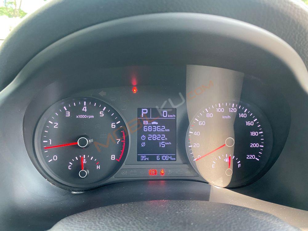 Mobil Kia Rio 2017