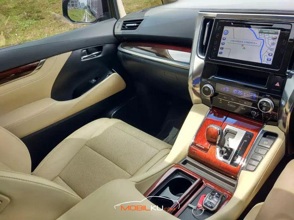 Mobil Toyota Alphard 2015