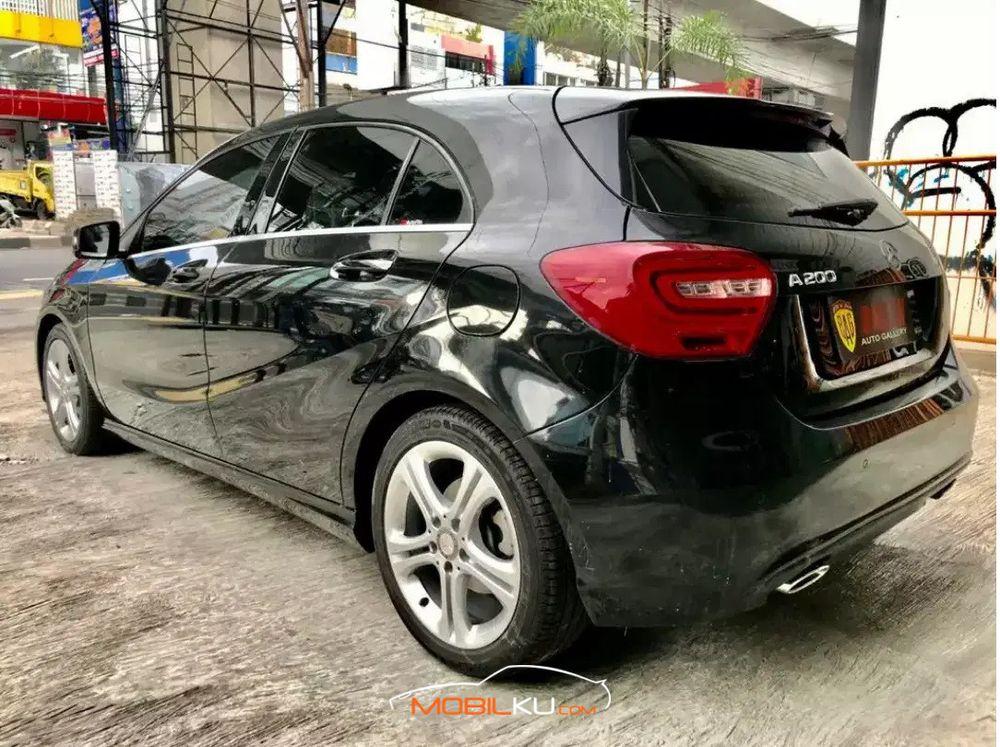 Mobil Mercedes-Benz A-Class 2014