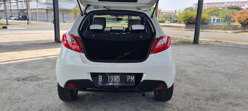 Mobil Mazda 2 Hatchback 2013