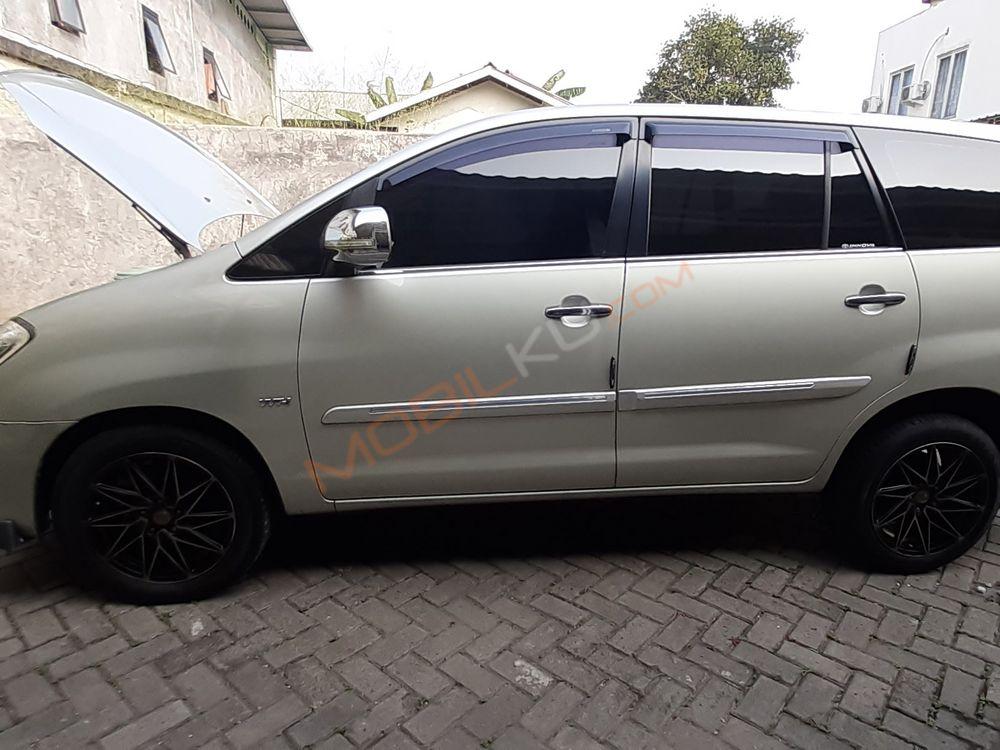 Mobil Toyota Kijang Innova 2010
