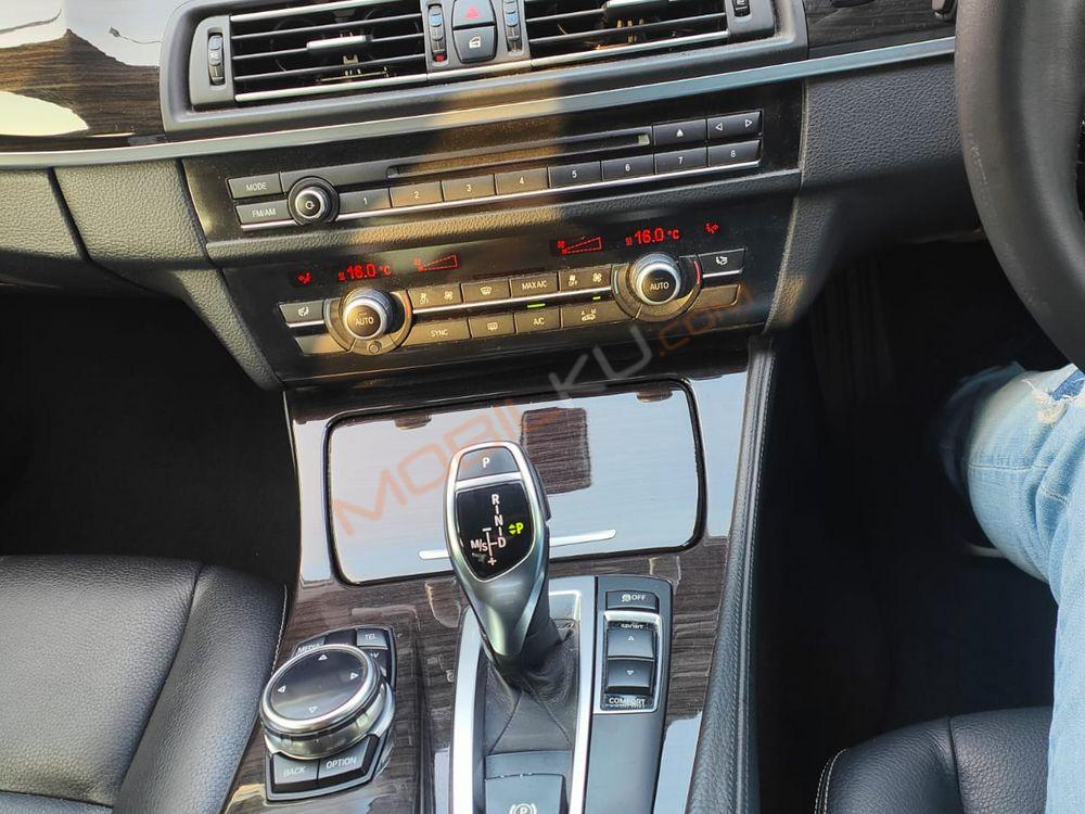 Mobil BMW 5 Series 2015