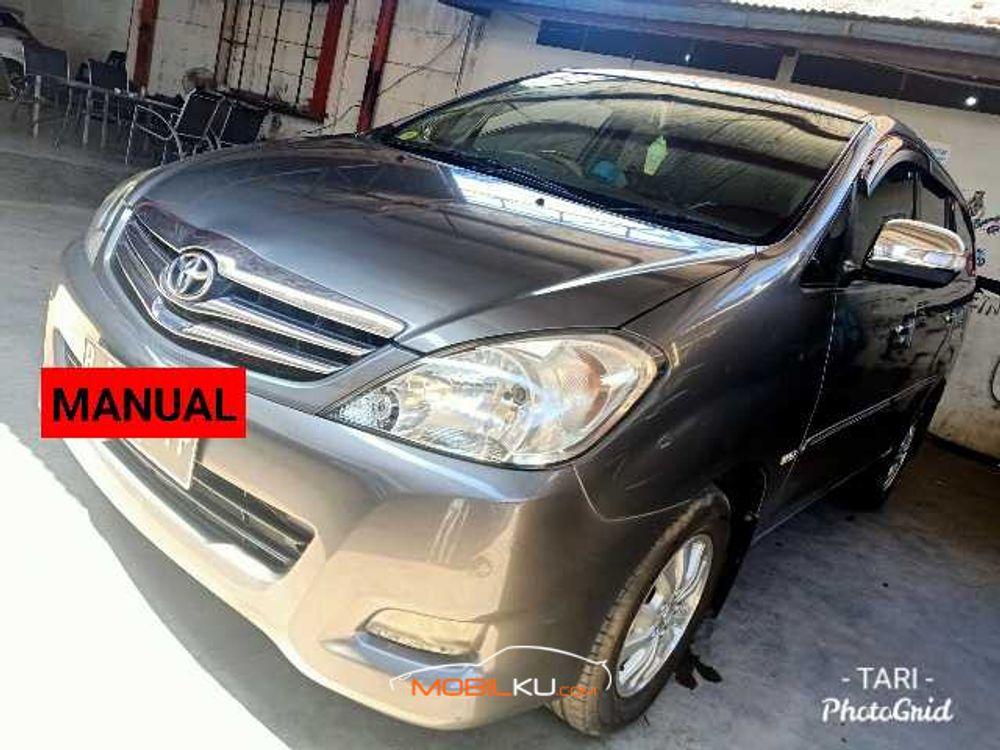 Mobil Toyota Kijang Innova 2011