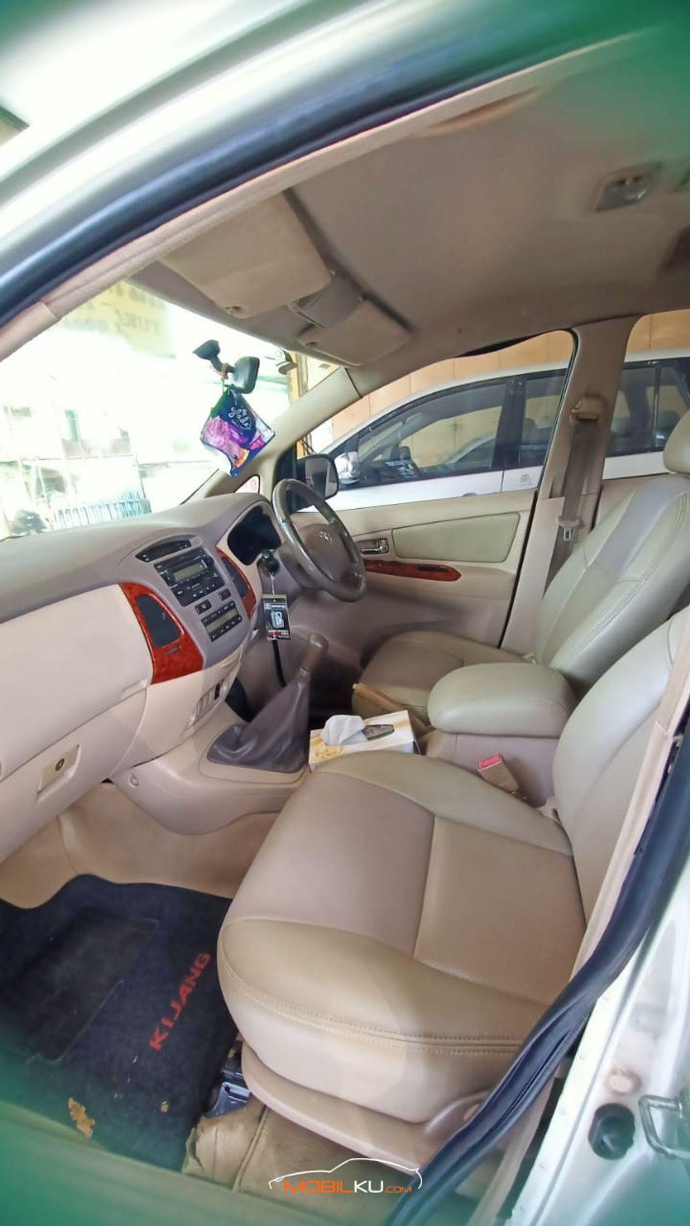 Mobil Toyota Kijang Innova 2007