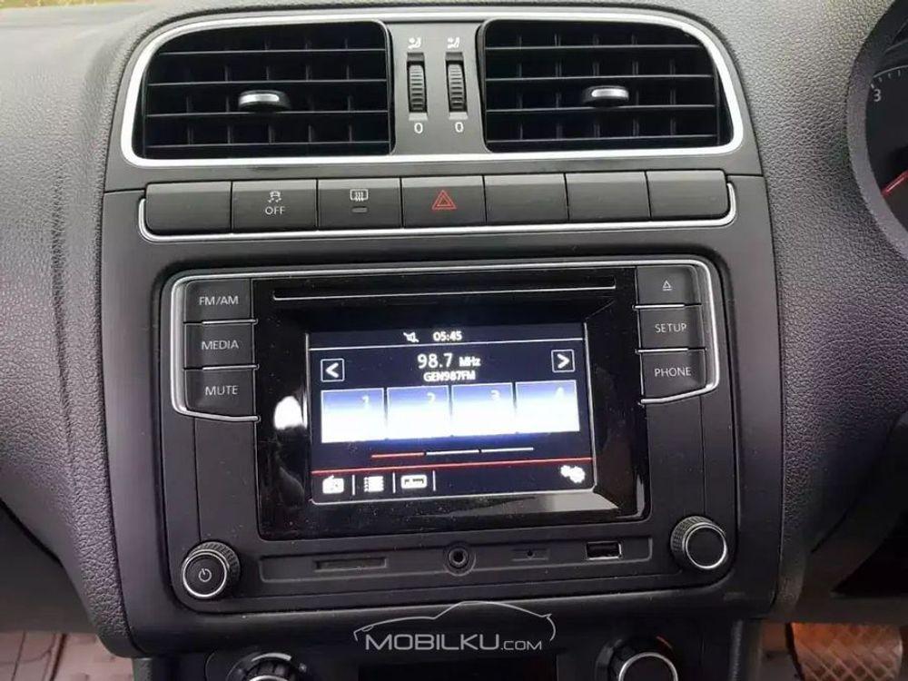 Mobil Volkswagen Polo 2016