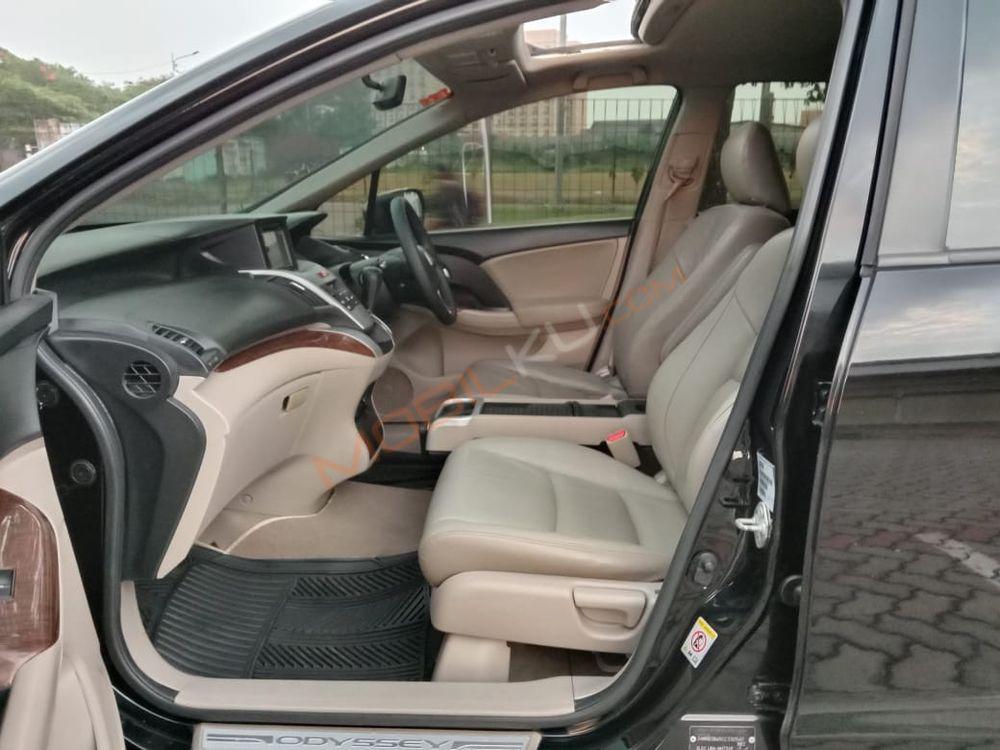 Mobil Honda Odyssey 2012